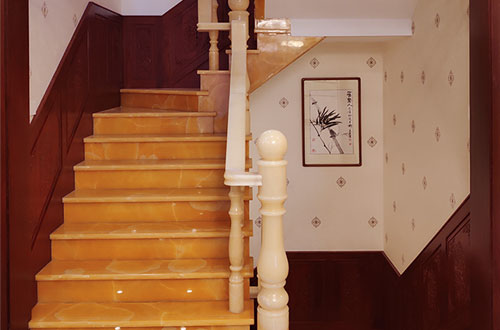 铺前镇中式别墅室内汉白玉石楼梯的定制安装装饰效果